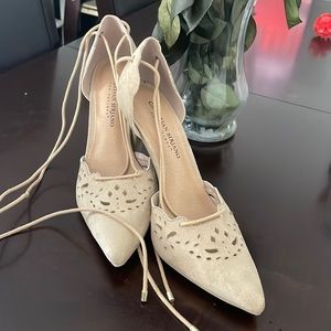 Zapatos semi nuevos con amarres hacia arriba